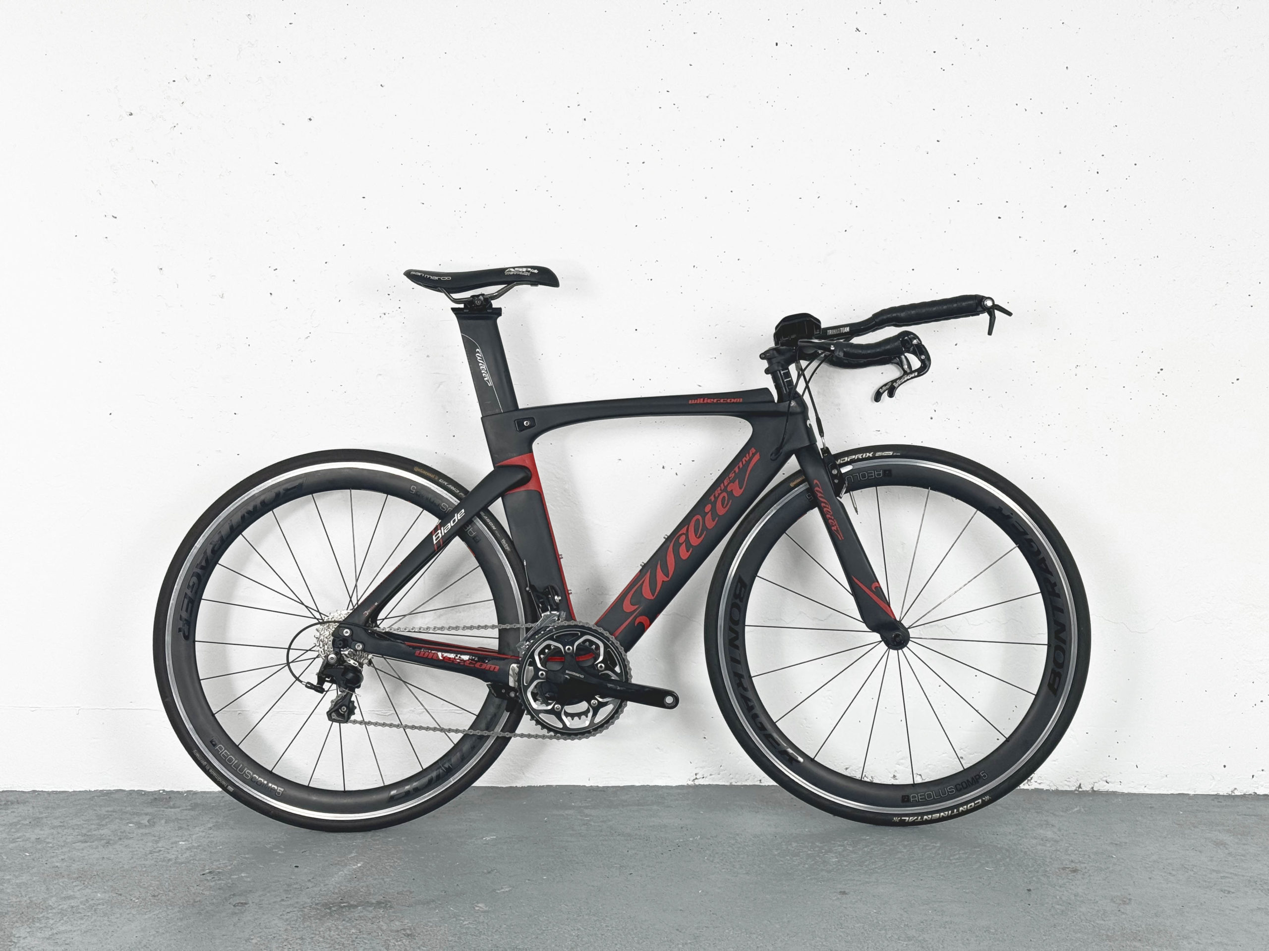 Vélo Contre-la-Montre Wilier-Triestina Blade Shimano 105 / Roues Bontrager Aeolus Comp 5 Black / Red