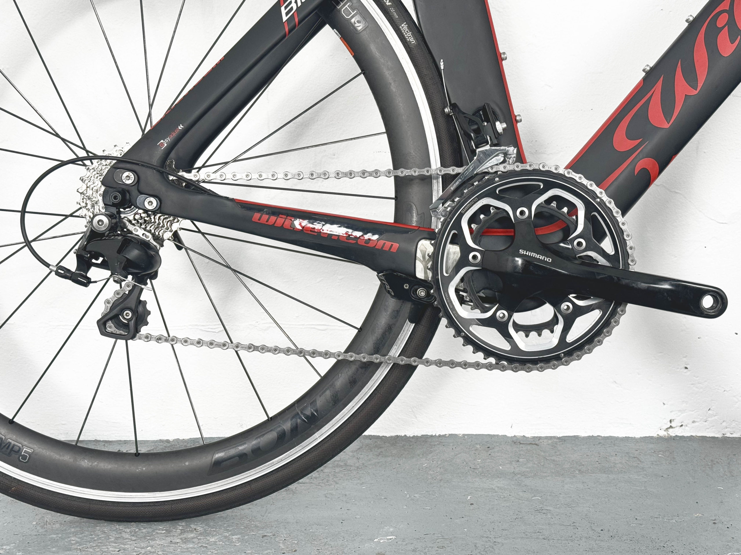 Triathlon Bike Wilier-Triestina Blade Shimano 105 / Roues Bontrager Aeolus Comp 5 Noir / Rouge